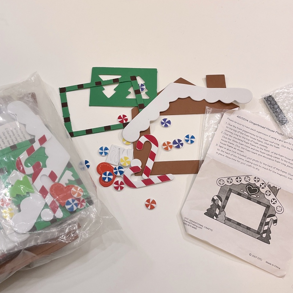 NEW Gingerbread House Picture Frame Magnet Craft Kit, Makes 12